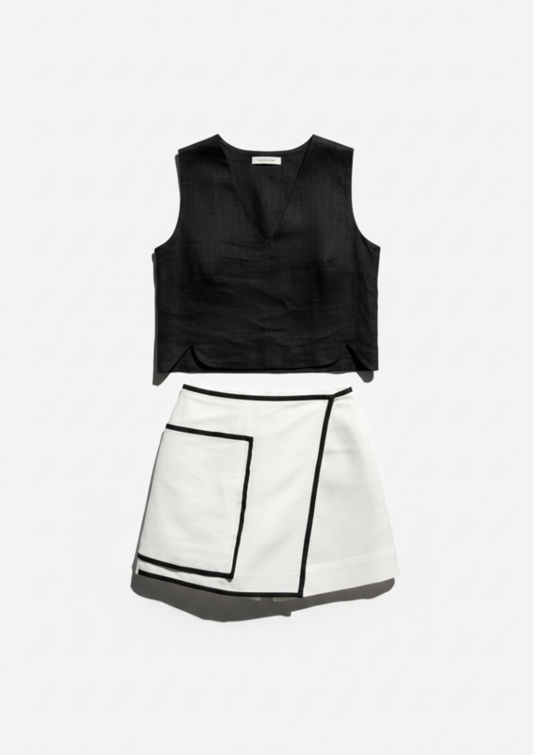CARLA SKORT - WHITE & BLACK PIPING