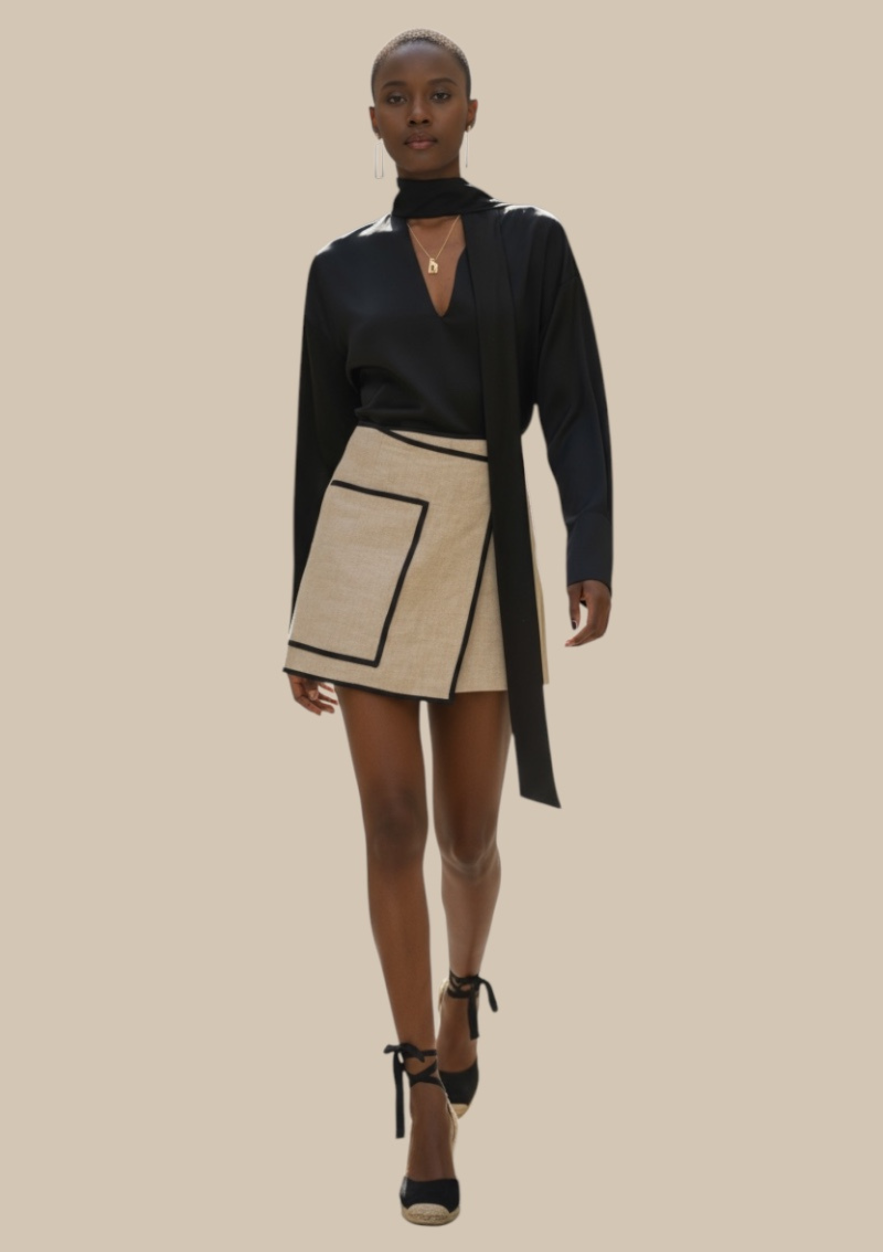 CARLA SKORT - BEIGE & BLACK
