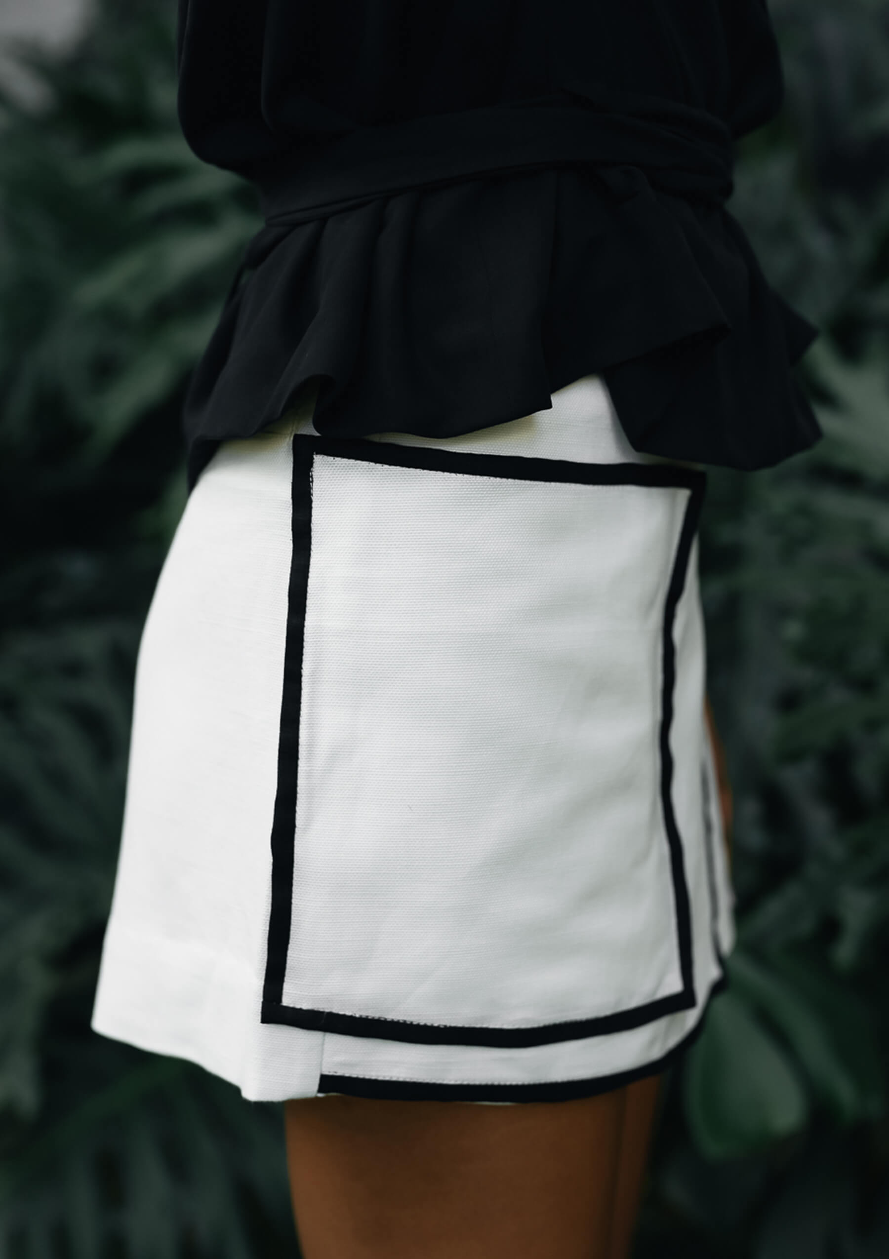 CARLA SKORT - WHITE & BLACK PIPING