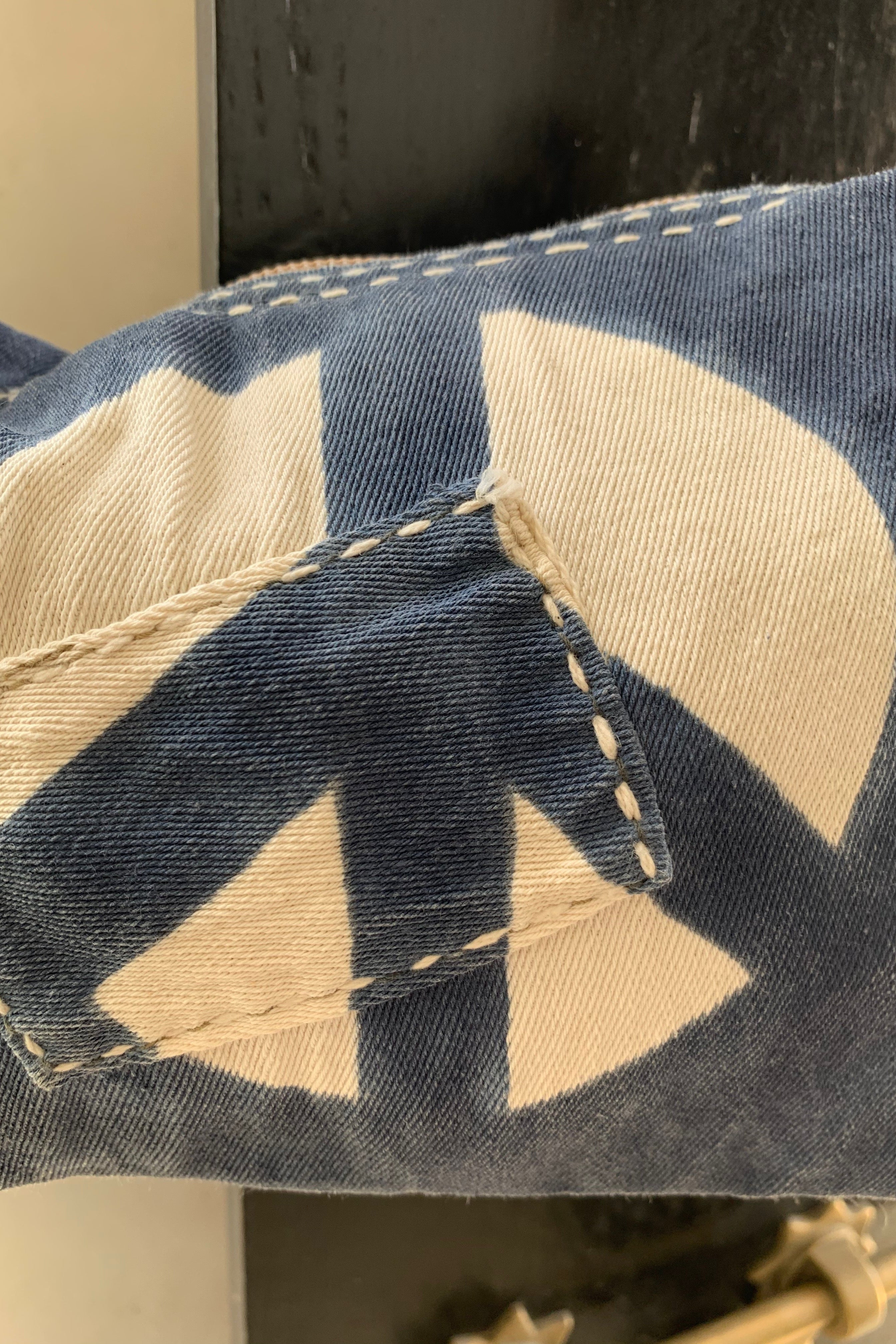 CROSSBODY BAG - PEACE SIGN